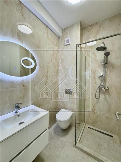 Ap. 3 camere, decomandat, jaluzele electrice - 2 bai - la cheie