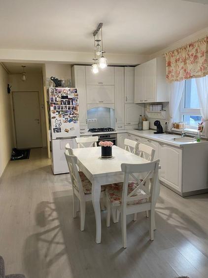 Apartament cu 3 camere 2 bai si curte individuala 74 mp în Șelimbăr