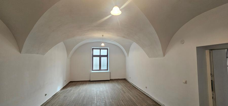Inchiriez spatiu cu schimbarea de destinatie in alimentatie publica,Piata Mare