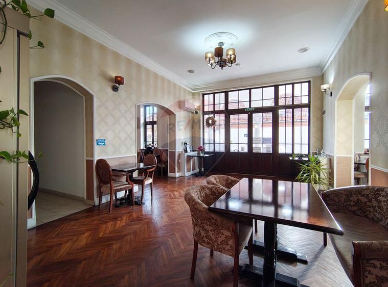 Proprietate speciala, doua vile de patrimoniu restaurate integral