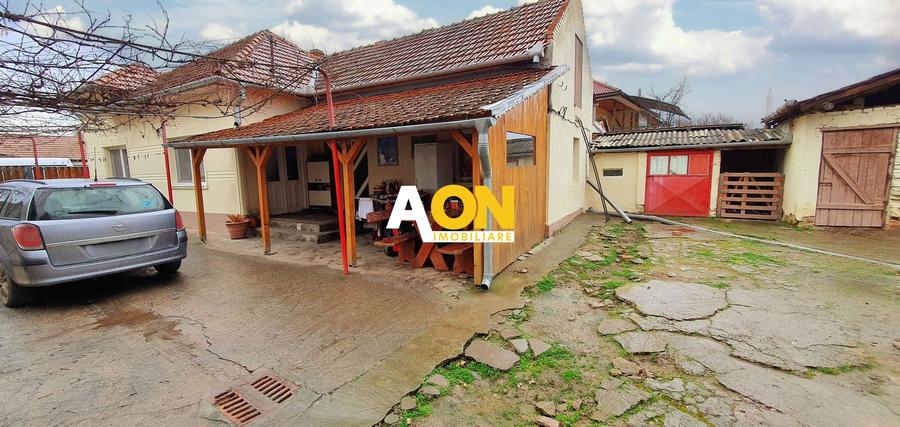 Teren intravilan cu casa, 1173 mp, la asfalt, zona Cetate
