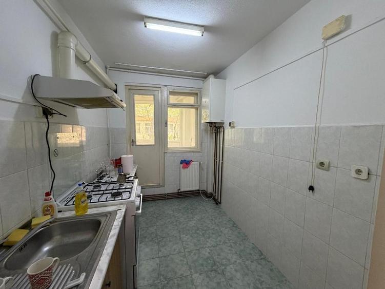 Apartament 2 camere decomandat, etaj 1/10, zona Tatarasi