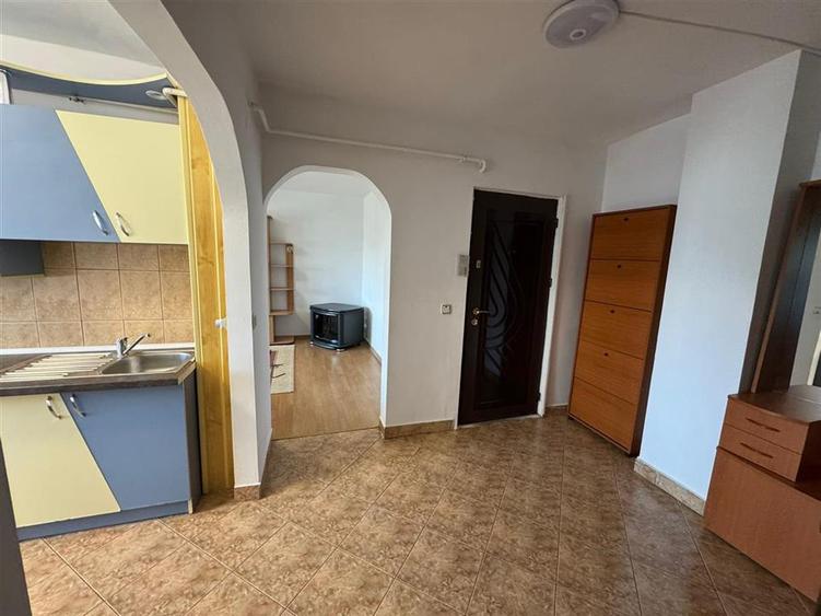 2 cam, hol patrat , logie si balcon, etaj 3 cu acoperis, Piata Moldovei