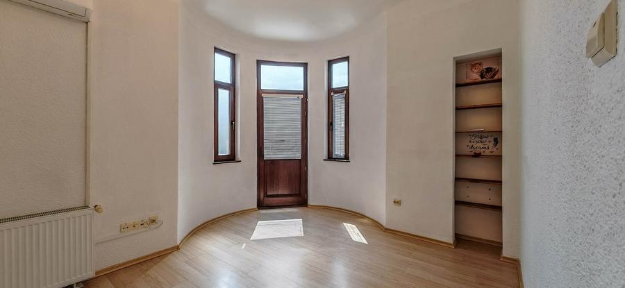Vilă spațioasă de închiriat, 11 camere, București