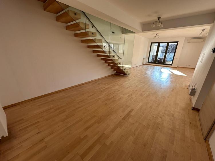Capitale, imobil 2014, apartament stil duplex, scara interioara, curte proprie