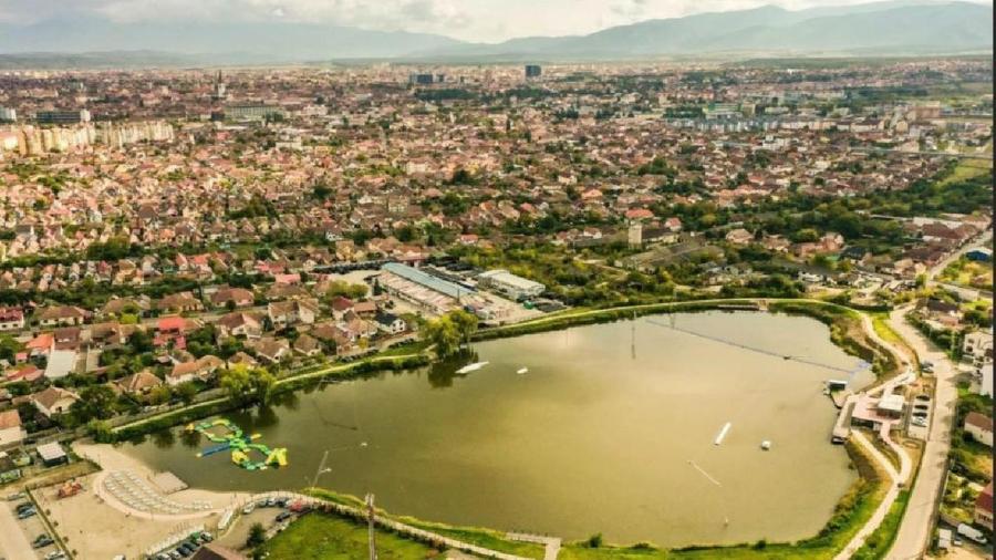 Teren intravilan 16.058 mp + 8 Spatii industriale/depozitare Sibiu zona Pia