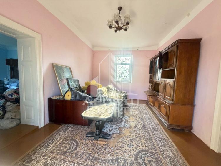 Casa batraneasca cu teren de 3022 mp, in Carani