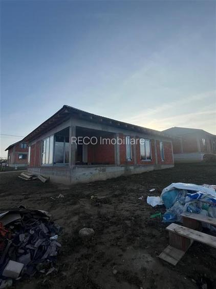 RECO Casa plan parter cu 3 dormitoare-la rosu- Paleu - 2