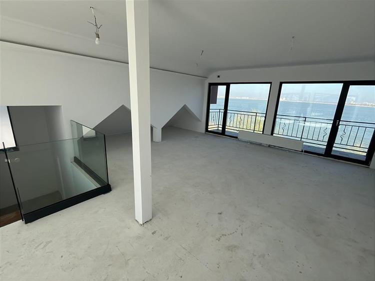 Eleganta la malul lacului- Vila premium cu ponton privat.