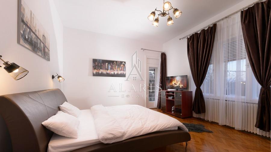 Apartament la casa cu 4 camere, 2 bai, zona Centrala