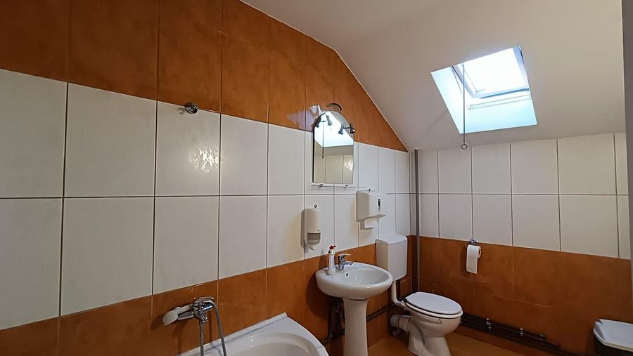 Spatiu de birou la casa cu curte si parcari