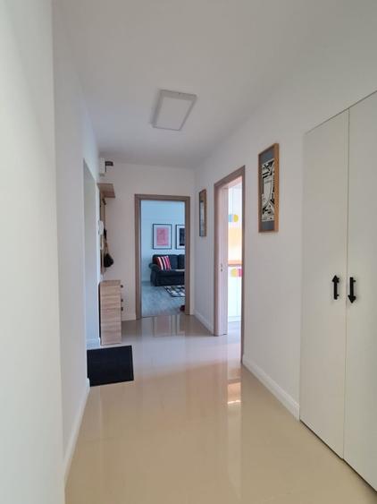 Proprietar ofer apart 2 cam absolut superb, renovat total 200m de Parlament