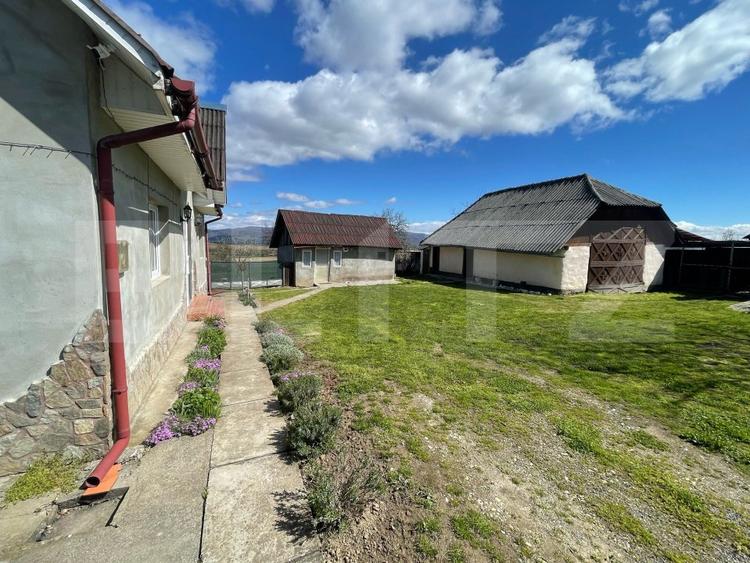 Casa cu 3 camere, 90 mp, 2 anexe gospodaresti si teren de 3000 mp, zona Crucisor
