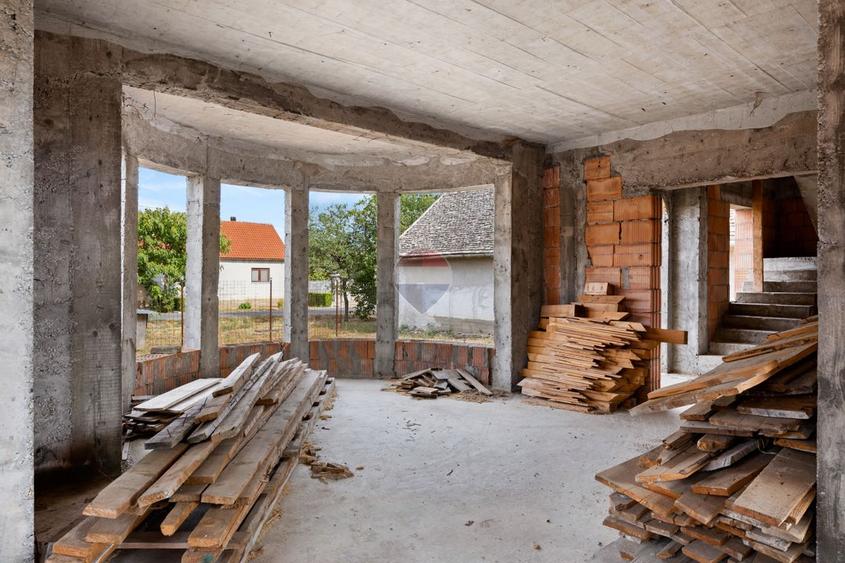 Vilă cu 5 camere de vânzare - Semlac