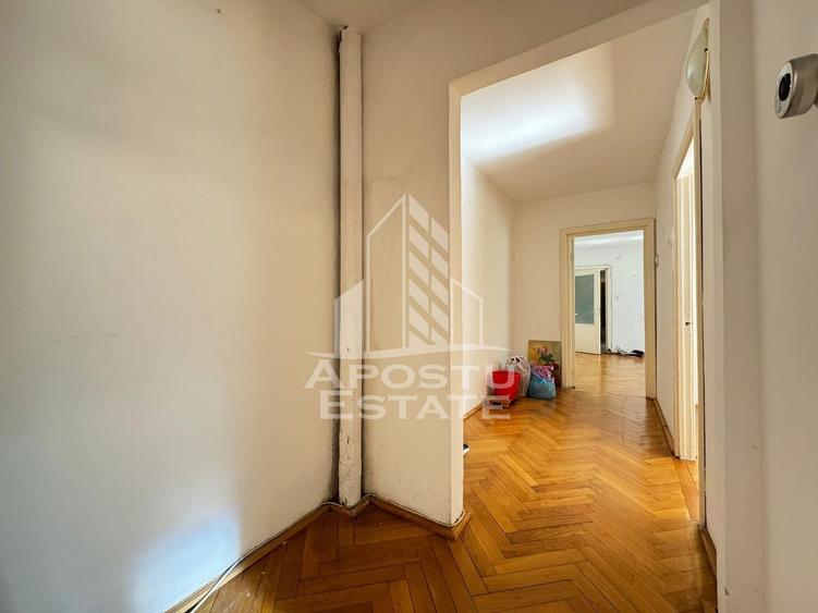 Apartament cu 3 camere, decomantat, etajul 2 , zona Spitalul Judetean