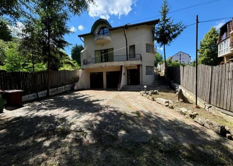 Casa individuala l D+P+E l 4 Bai l Parcare
