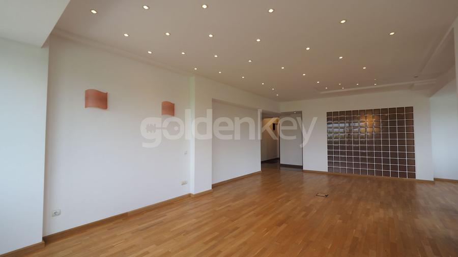 Apartament spatios cu 4 camere, vedere frumoasa
