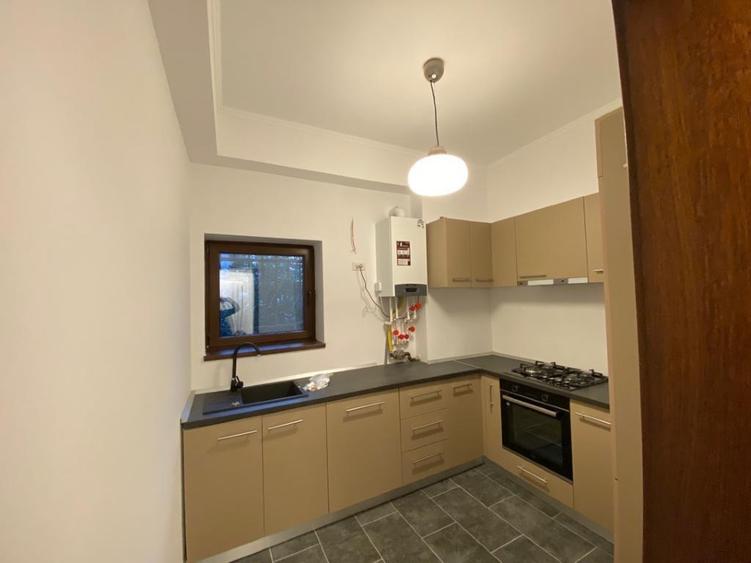 Inchiriez apartament 3 camere si terasa semidecomandat