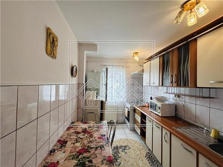 Ap decomandat, 3 camere, 2 balcoane, pivnita, Valea Aurie