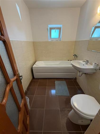 Apartament 3 camere, parter, zona Biserica Catolica