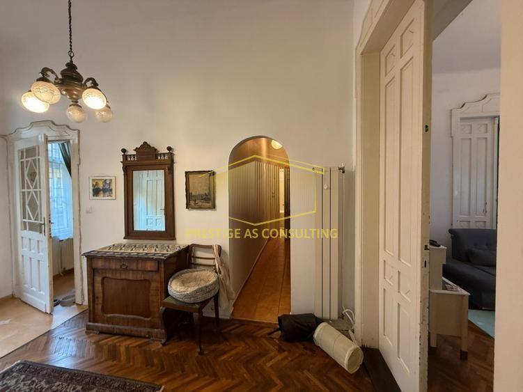 Apartament deosebit in Palat istoric 110 mp+ Balcon deschis- Piata Sf. Gheorghe
