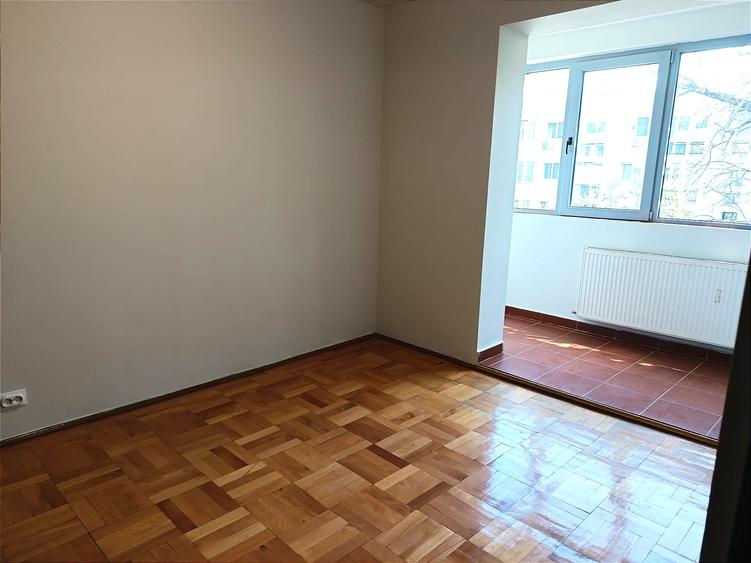 Vanzare apartament 3 camere, renovat complet, Piata Minis / Titan