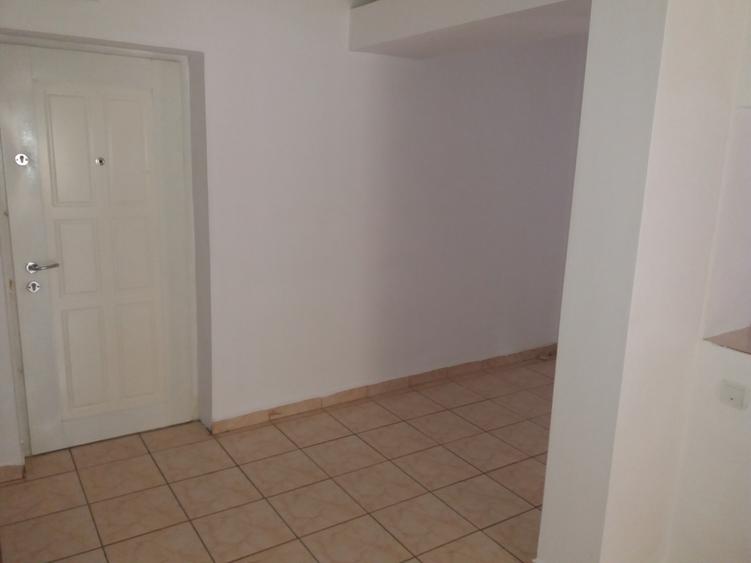 Apartament 3 camere la parter zona Est Clinic