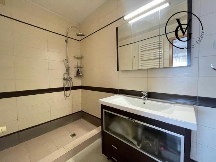 Apartament cu 5 camere si terasa spatioasa + 2 locuri de parcare