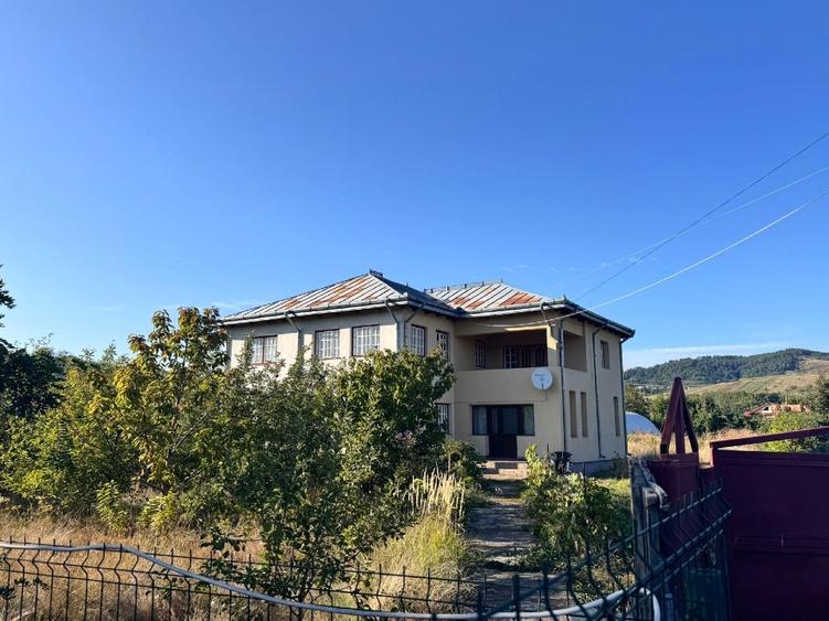 Casă P+1 cu 6 camere și teren de 2.300 mp, Moinești – 322 mp construiți | 195k