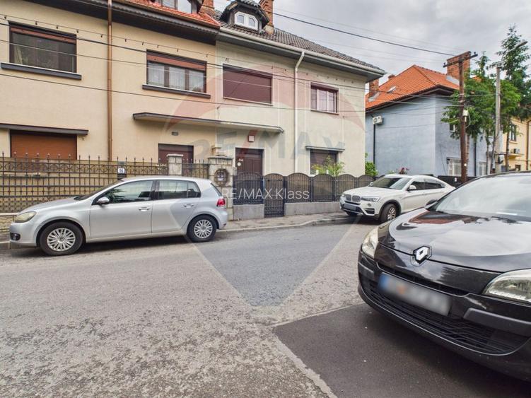 Vila generoasa cu 5 camere si curte, de vanzare in zona 13 Septembrie - 25
