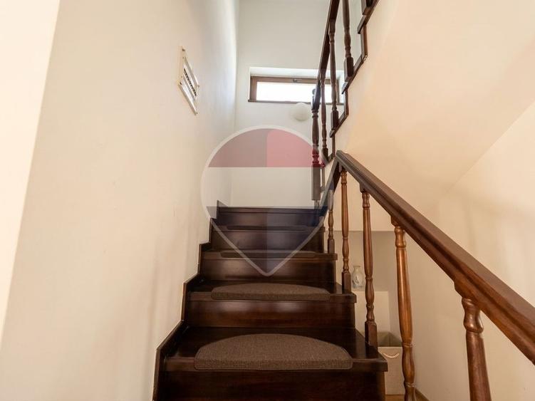 Duplex spațios cu 3 dormitoare, curte de 250 mp și parcare proprie.