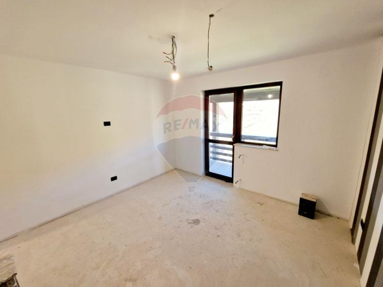 Casă / Vilă cu 8 camere de vânzare în zona Balaur