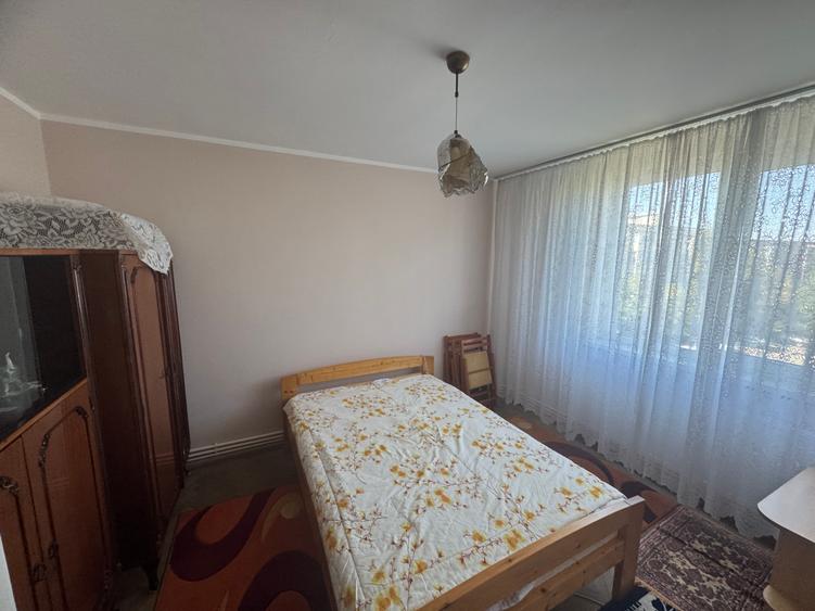 Vând apartament cu două camere etajul trei