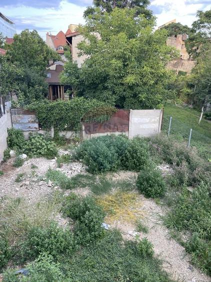 Vila in curs de renovare, teren 370mp, retras | adiacent Polona