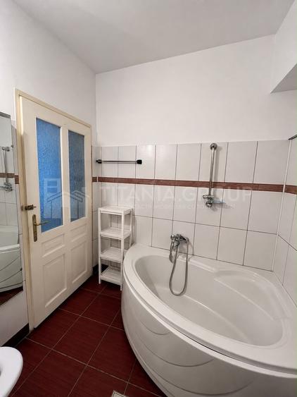 Apartament 3 camere, curte comună, Centrul Istoric Schei