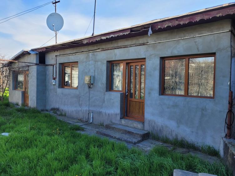 Casa si teren ,utilitati