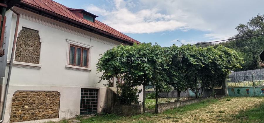 Vand casa la curte cu 2 cladiri anexe si teren
