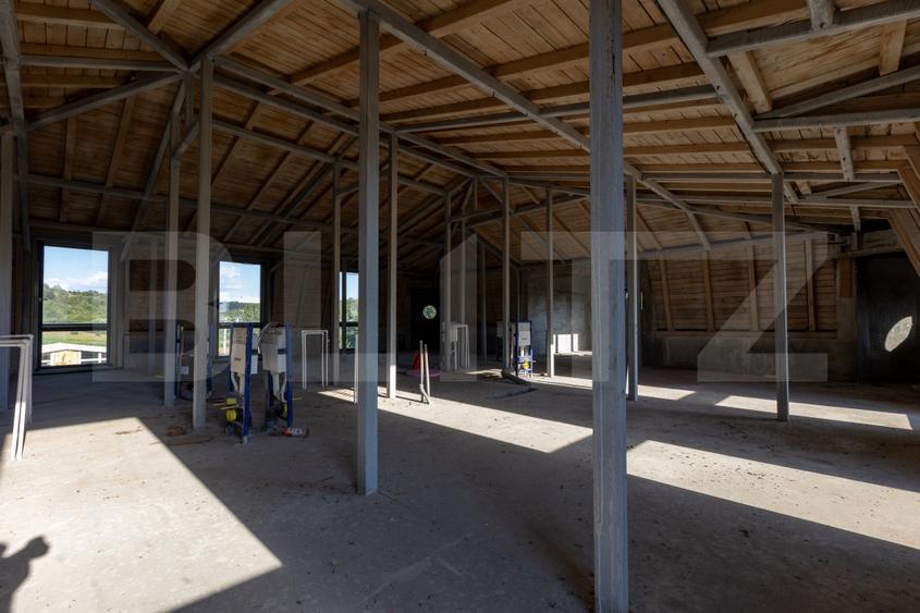 Pensiune 11 camere, cramă, terasă închisă, teren 15.073mp, zona Leamna