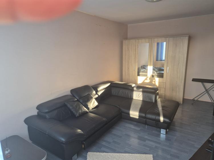 Se vinde in Malu Rosu ap decomandat,doua camere,et8/10,pret 64000 negociabil.