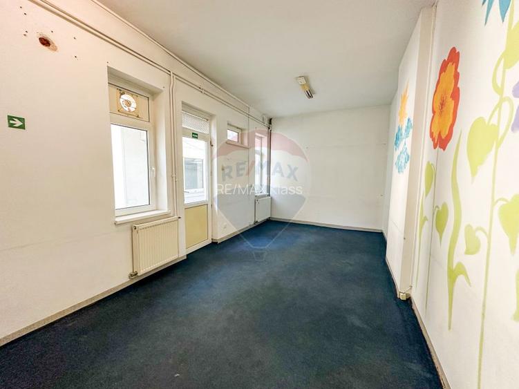 Spatiu comercial | doua cladiri, curte proprie | 300 mp | - 10
