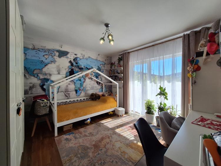 Apartament cu 3 camere, 77 mp, 2 bai, parcare, zona Sub Cetate
