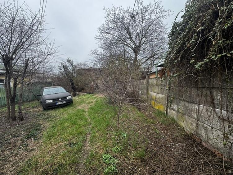 Casă renovabilă sau teren pentru construcție nouă : 645 mp.