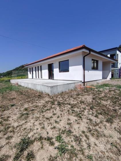 „Casă în stil mediteranean de vânzare în Livezeni – Oază de liniște și confort”