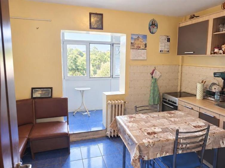 Apartament 3 camere, decomandat, 1 Mai