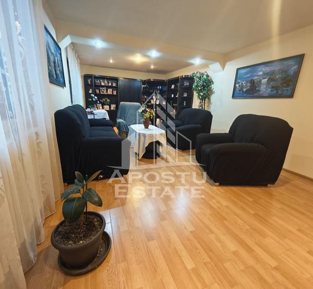 Casa individuala de vanzare, cu 4 camere si 2 garaje, zona Lipovei