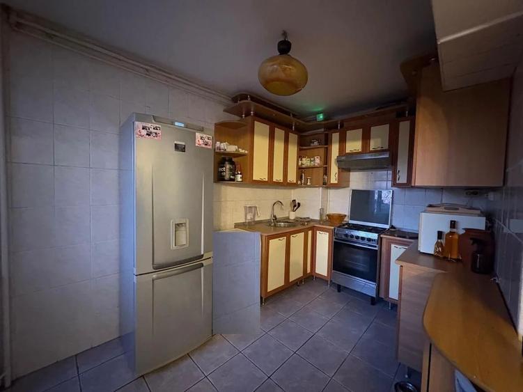 UNIRII, Casa Poporului, vedere spate, linistit (zgomot redus).Pret fix.