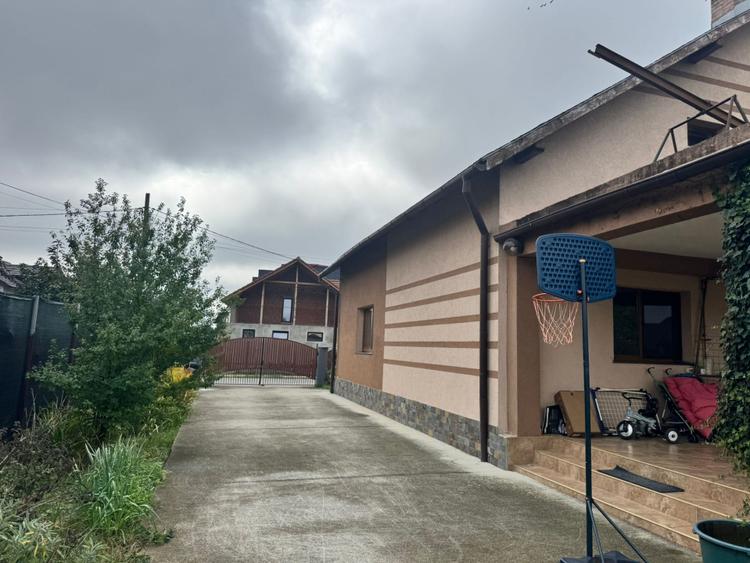 Casă superbă spatioasa intr-o zona linistiota aproape de oras