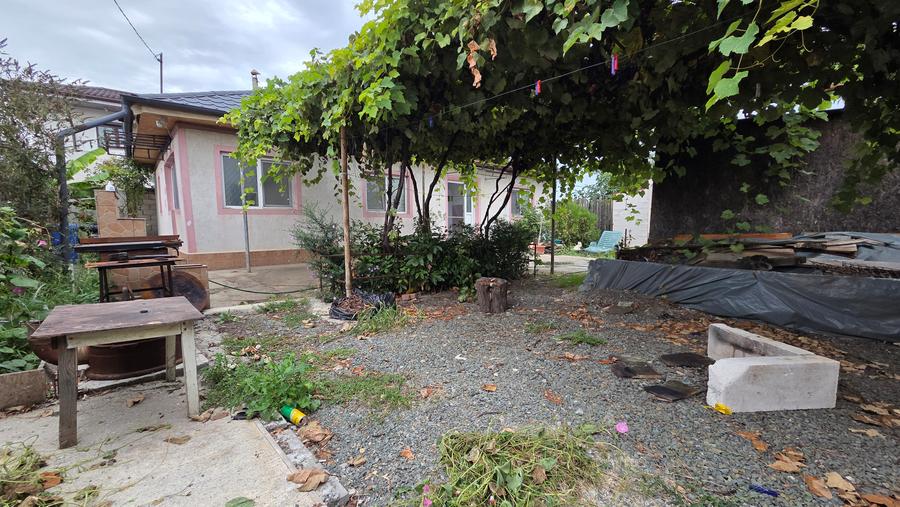 Schitu,casa si teren 547/17 stradal,3 minute de gara,pret 72000 euro