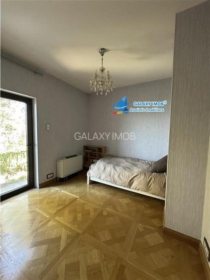 Vila stil florentin pe malul lacului,teren4500mp iesire la lac de 17ml