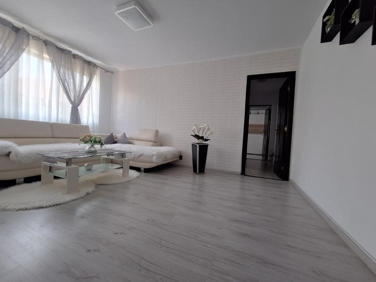 Apartament cu 3 camere-complet renovat-mobilat si utilat- Judetean